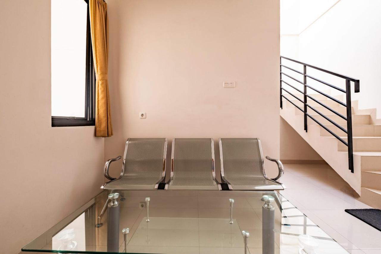 Oyo Life 2673 Rosewood Residence Karawang Exterior foto